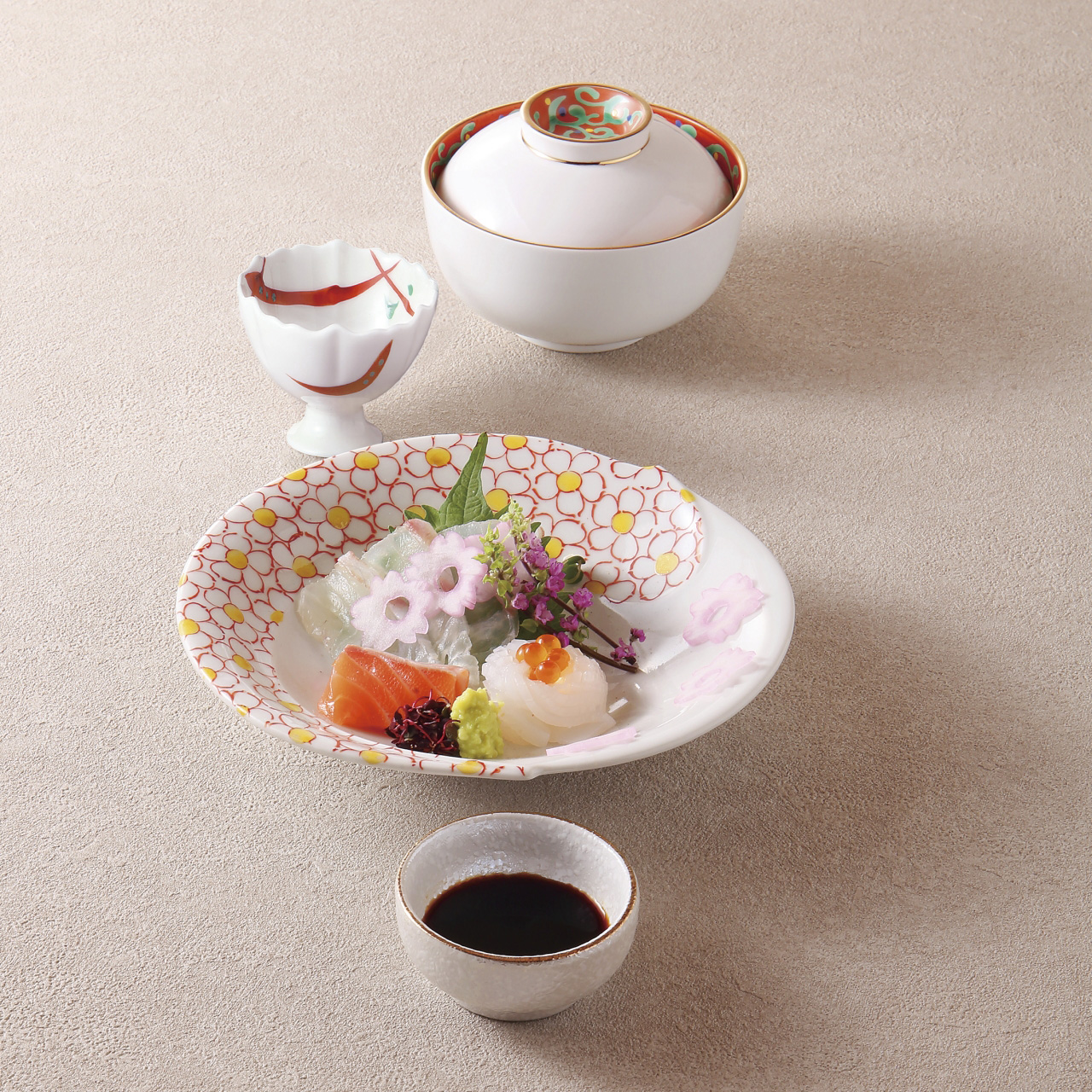 春の華やぎを添える会席の器