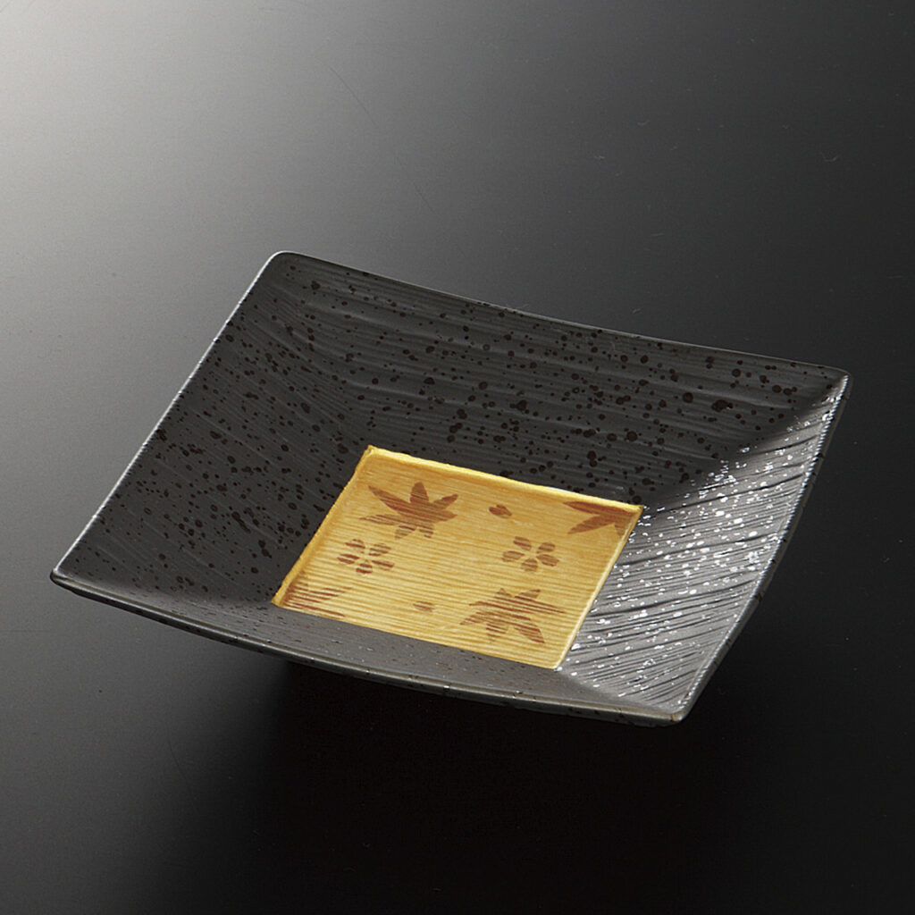 金彩春秋黒 線彫角6．0皿