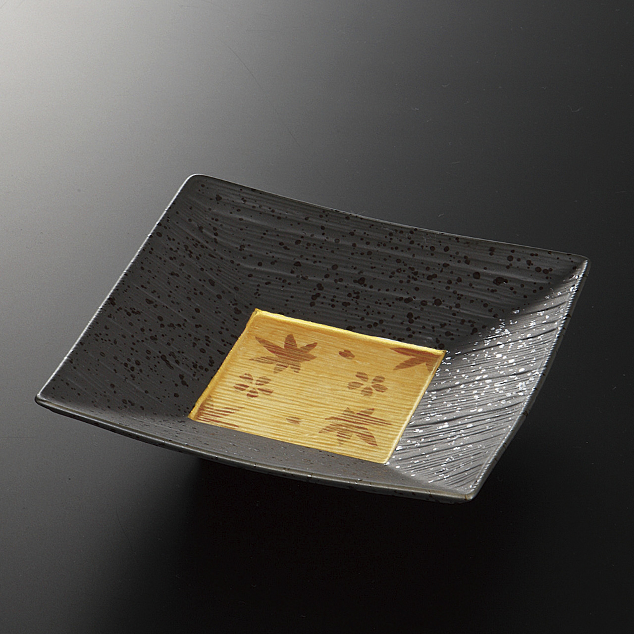 金彩春秋黒 線彫角6．0皿