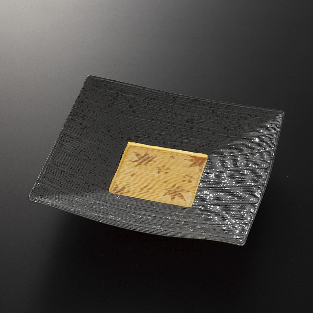 金彩春秋黒 線彫角8．0皿
