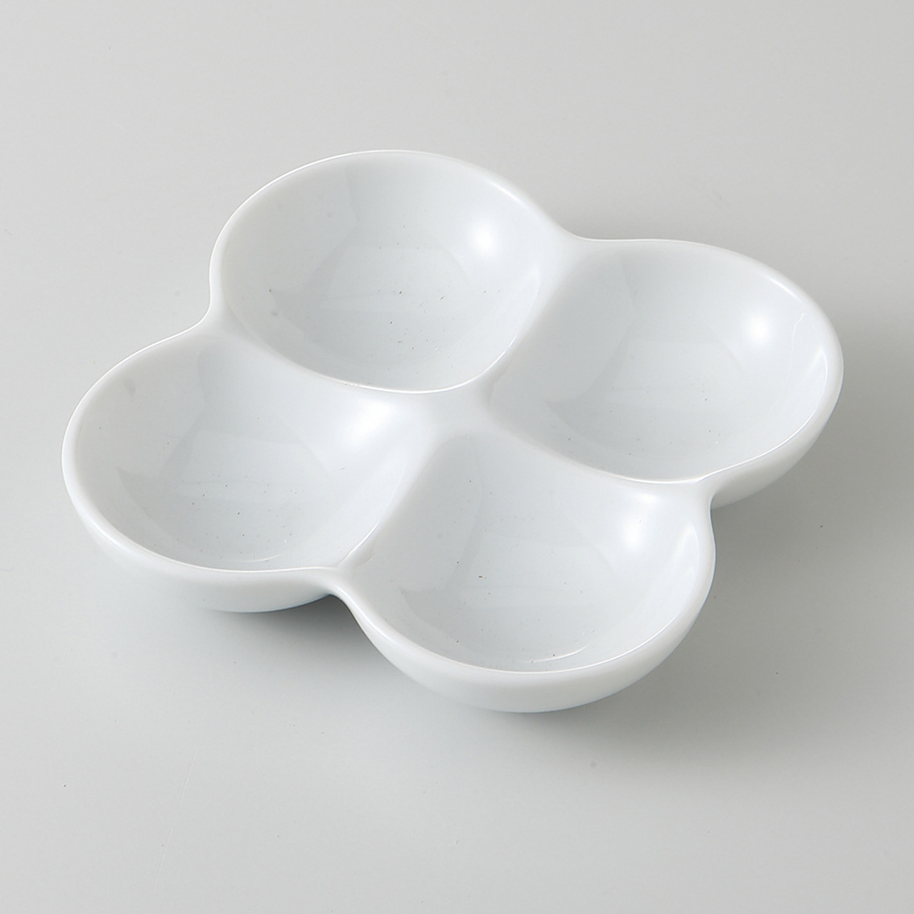白 四品皿