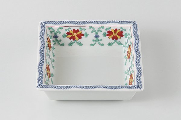 渕唐草菊紋 角鉢