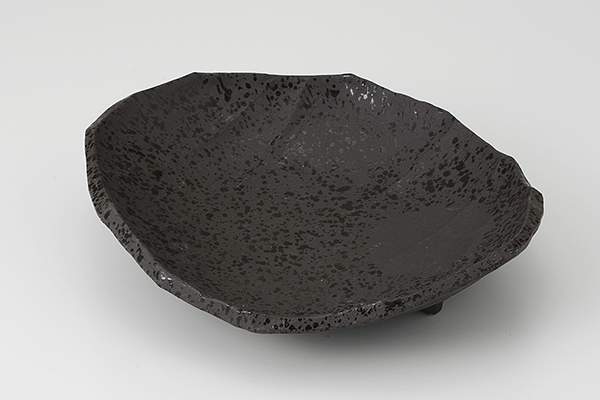 炭化丸紋吹 筋彫三ツ足皿