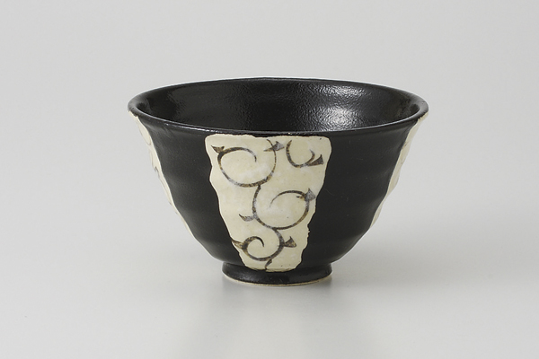 黒織部唐草 反茶碗