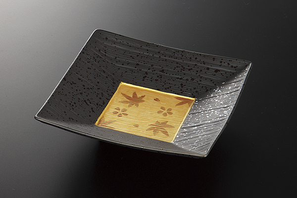 金彩春秋黒 線彫角6.0皿