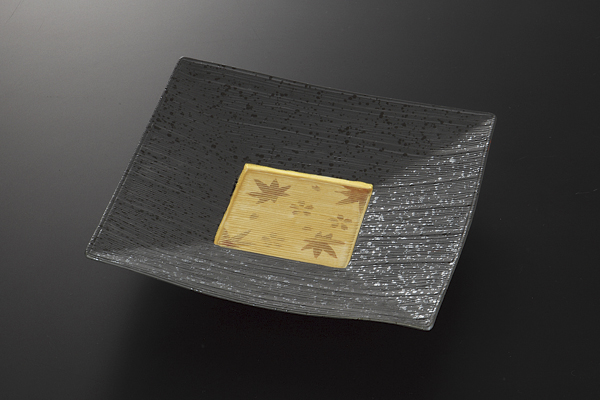 金彩春秋黒 線彫角8.0皿