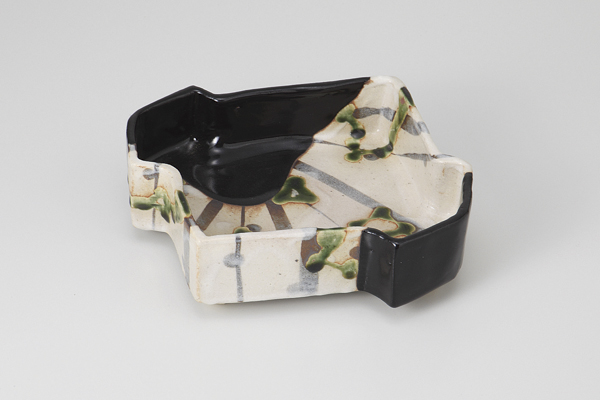 黒織部草紋 松皮菱向付