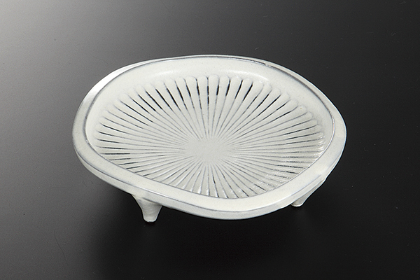 黒土粉引 菊彫四つ足高台皿