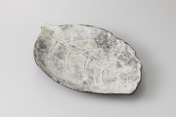 粉引たたき 葉型前菜皿