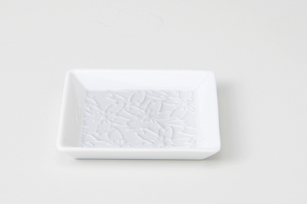 白磁桜彫 角小皿