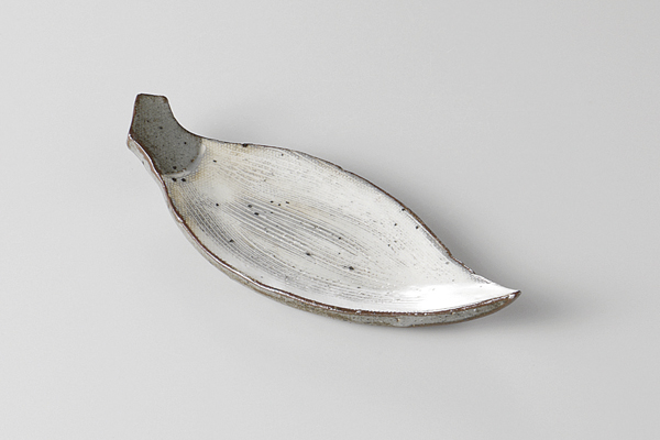 粉引くし目 葉型小皿