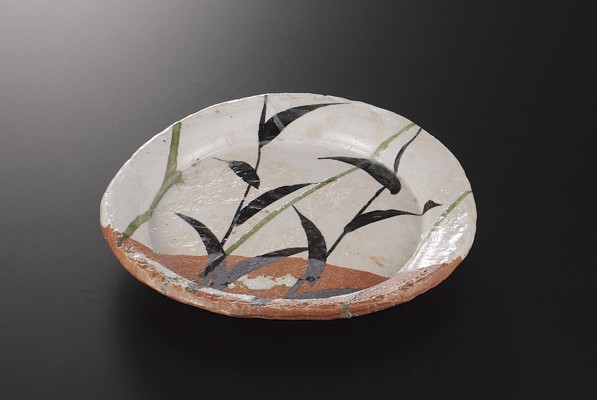 錆笹武蔵野 タタキ四つ足丸皿