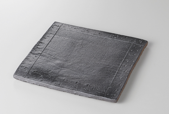 黒吹き焼締 渕石目19cm正角皿