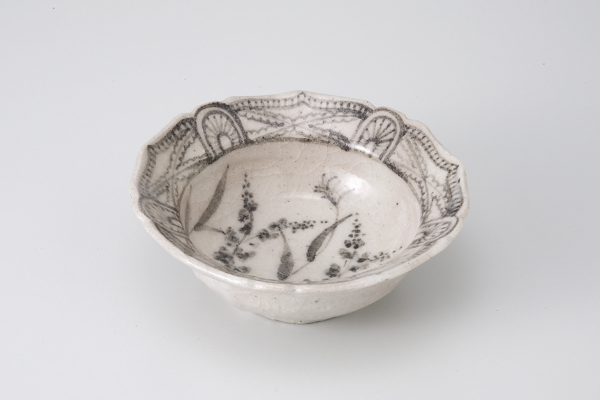 淡志野ススキ 輪花向付