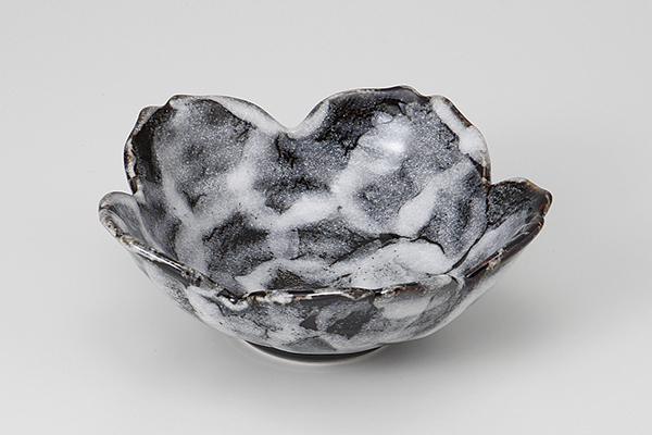 黒志野 サクラ鉢