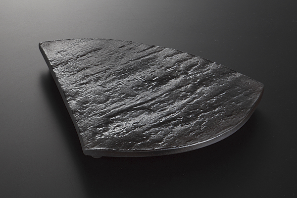 黒陶板石目 三ツ足三角皿