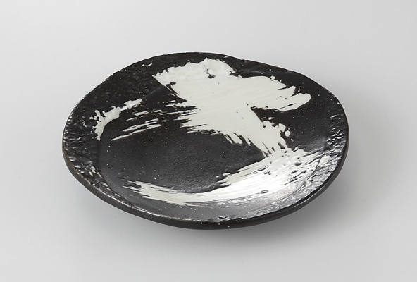 黒地白刷毛目 石目取皿
