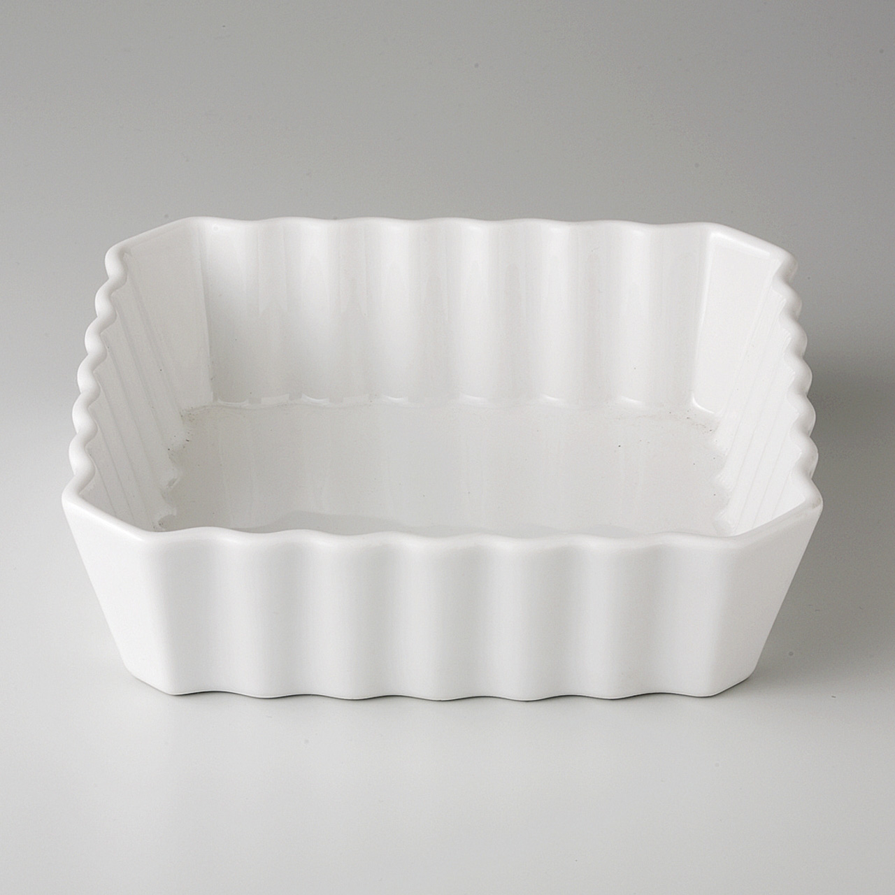 ベイキング食器 白立菊角7″