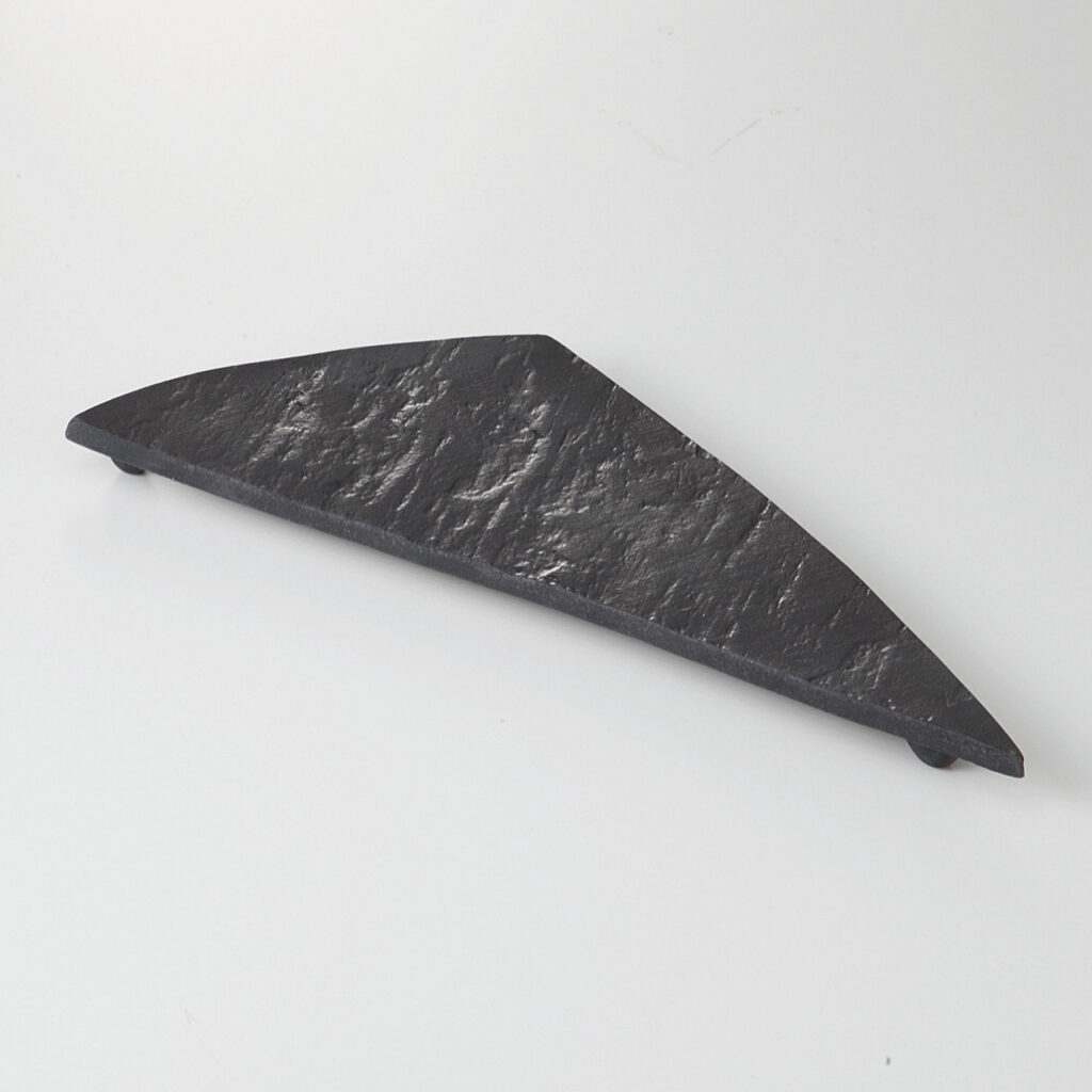 黒陶板石目 長尺一三角皿