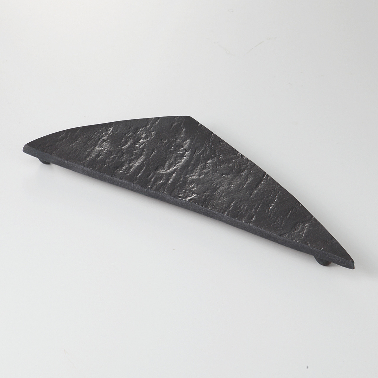 黒陶板石目 長尺一三角皿
