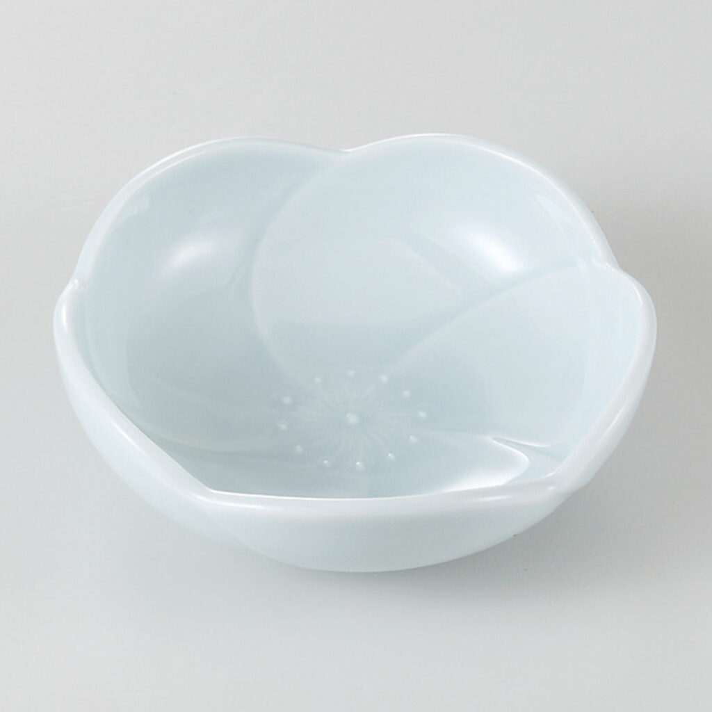 青白磁 梅型浅鉢
