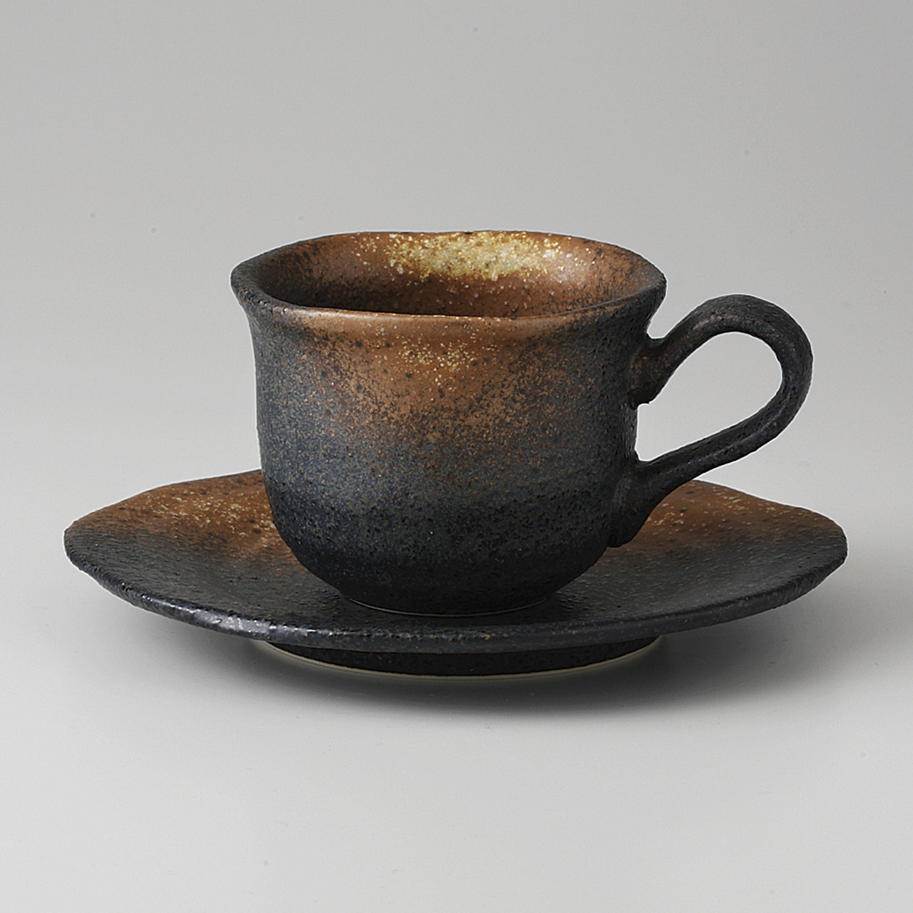 黒備前吹きフリル コーヒー受皿