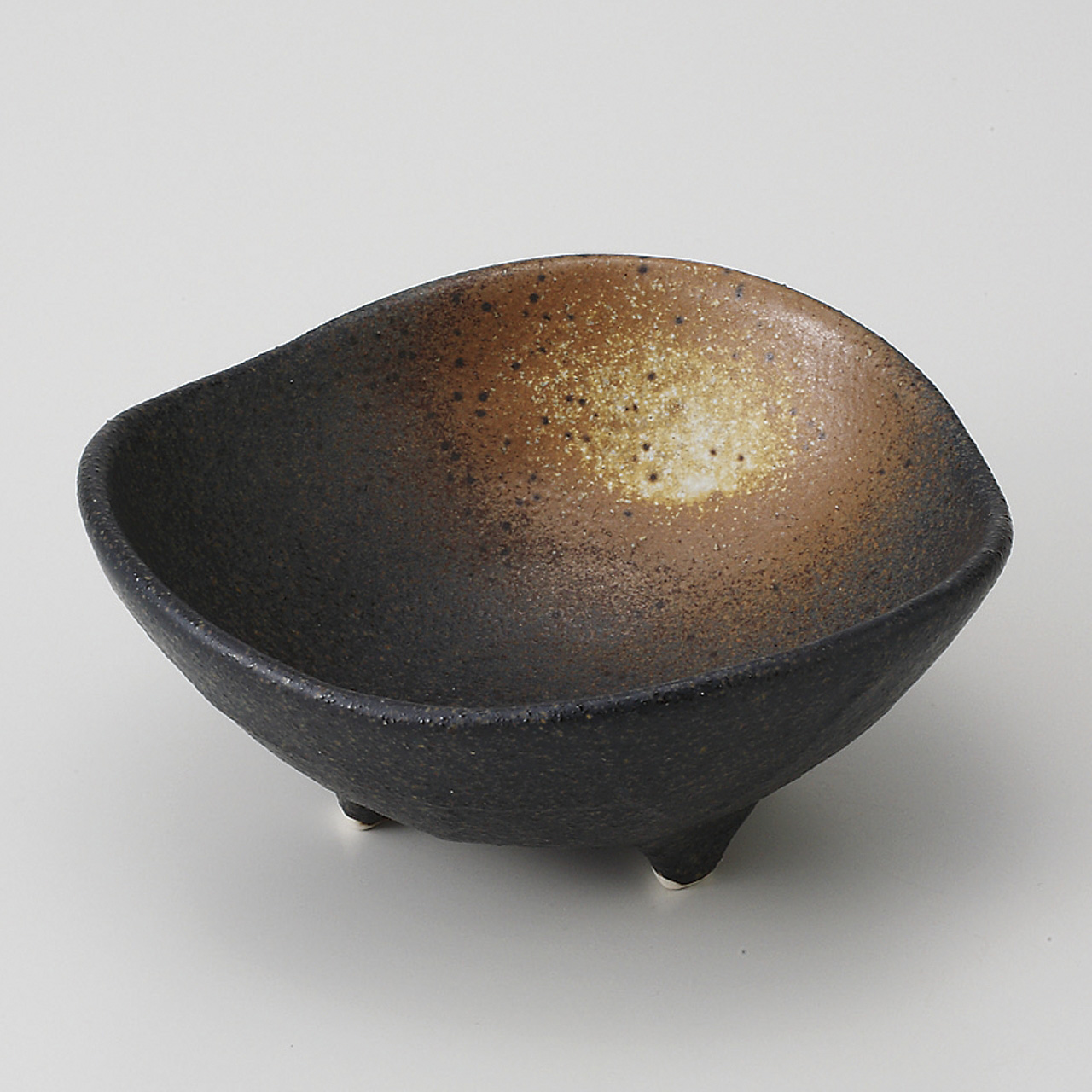 黒備前吹き 三ツ山三ツ足4．0鉢