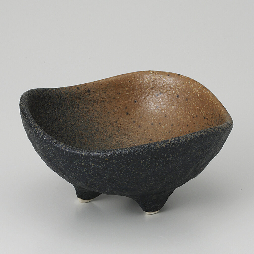 黒備前吹き 三ツ山三ツ足小鉢