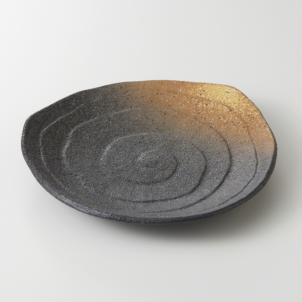 黒備前吹き 三角6．0皿